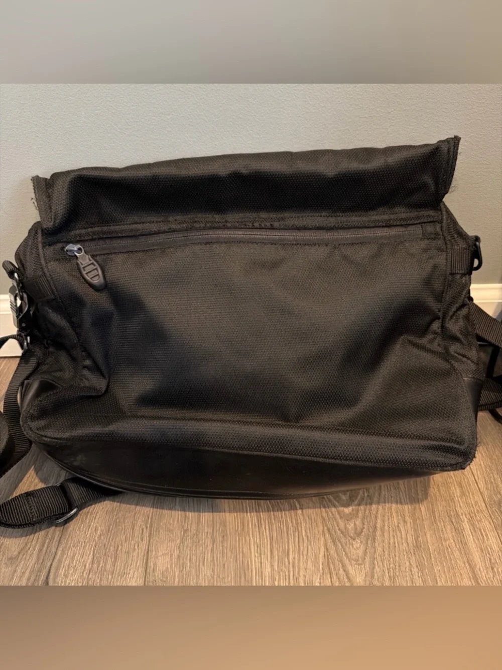 Tumi T2 Tech Bag Black Ballistic Expandable Messenger Laptop Bag Satchel Travel